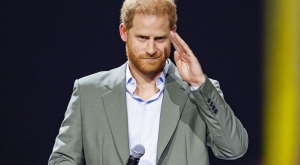 epa10850946 Britain's Prince Harry, Duke of Sussex, salutes during the opening ceremony of the 6th Invictus Games in Duesseldorf, Germany, 09 September 2023. The Invictus Games 2023 will take place from 09 to 16 September in Duesseldorf and are intended for military personnel and veterans who have been psychologically or physically injured in service.  EPA/CHRISTOPHER NEUNDORF