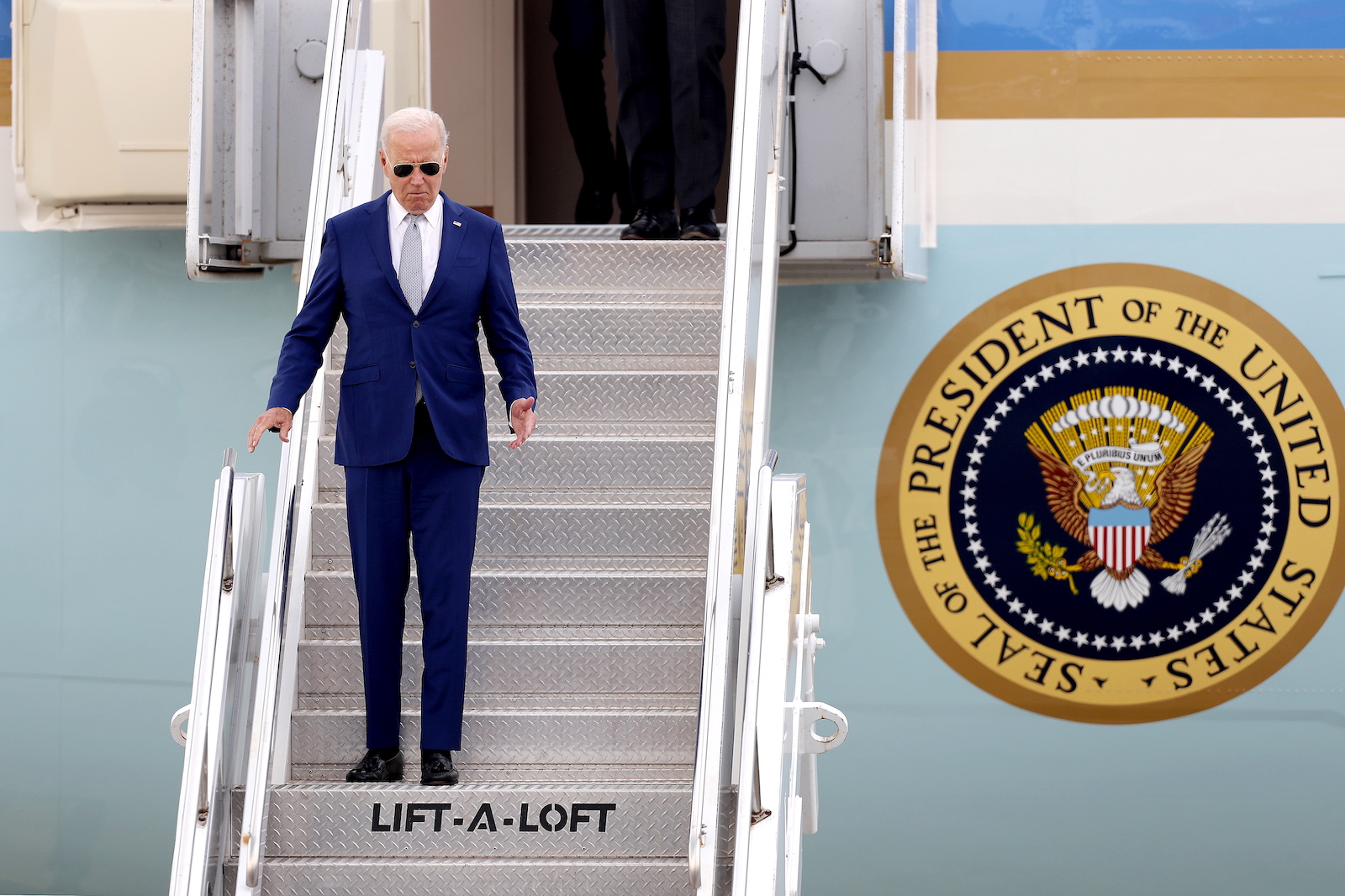 epa10852150 US President Joe Biden arrives at the Noi Bai International Airport in Hanoi, Vietnam, 10 September 2023. Biden is on an official visit to Vietnam after attending the G20 Summit held in India.  EPA/MINH HOANG / POOL