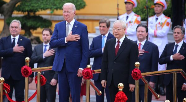 epa10852453 Vietnamese General Secretary of the Communist Party Nguyen Phu Trong (R) and US President Joe Biden (L) review the guard of honor at the Presidential Palace in Hanoi, Vietnam, 10 September 2023. Biden is on an official two-day visit to Vietnam.  EPA/LUONG THAI LINH / POOL
