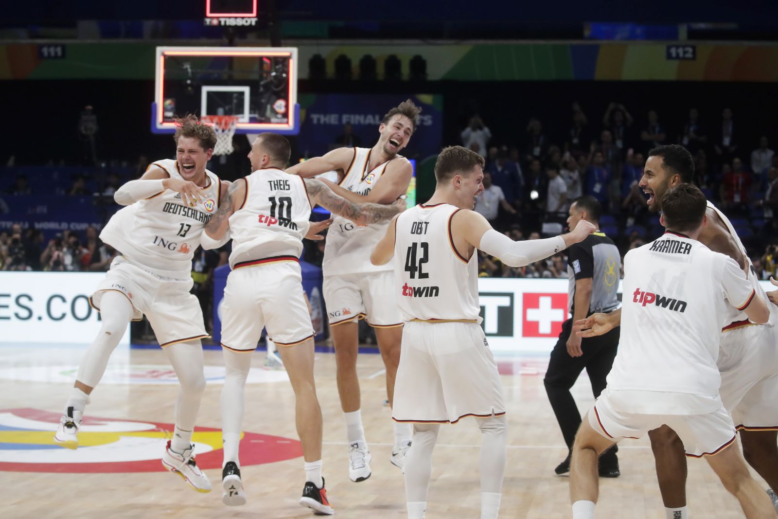 epa10852867 Germany players celebrate after winning the FIBA Basketball World Cup 2023 final match between Serbia and Germany at the Mall of Asia in Manila, Philippines, 10 September 2023.  EPA/FRANCIS R. MALASIG