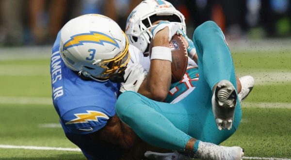 epa10853754 Miami Dolphins wide receiver River Cracraft (R) falls to the ground with the ball after being tackled by Los Angeles Chargers safety Derwin James Jr. (L) during the second half of the NFL game between the Miami Dolphins and the Los Angeles Chargers at SoFi Stadium in Inglewood, California, USA, 10 September 2023.  EPA/CAROLINE BREHMAN
