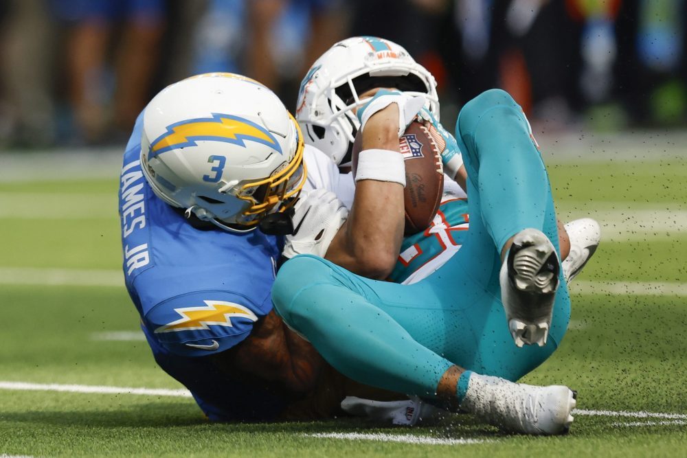 epa10853754 Miami Dolphins wide receiver River Cracraft (R) falls to the ground with the ball after being tackled by Los Angeles Chargers safety Derwin James Jr. (L) during the second half of the NFL game between the Miami Dolphins and the Los Angeles Chargers at SoFi Stadium in Inglewood, California, USA, 10 September 2023.  EPA/CAROLINE BREHMAN