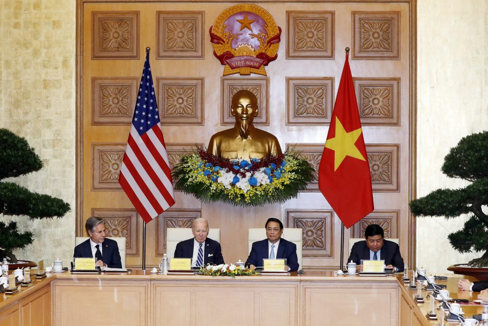 epa10854002 US President Joe Biden (C-L) and Vietnamese Prime Minister Pham Minh Chinh (C-R), attend a business roundtable meeting accompanied by US Secretary of State Antony Blinken (L) and Vietnamese Minister of Planning and Investment Nguyen Chi Dung (R) at the Government Office in Hanoi, Vietnam, 11 September 2023. Biden arrived in Hanoi after attending the Group of 20 summit in India.  EPA/Minh Hoang / POOL