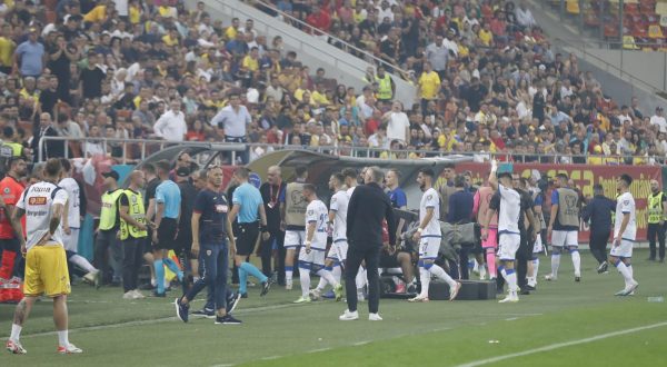 epa10857003 Kosovo team leaves the pitch as the main referee Willy Delajod (not pictured), from France, temporarily interrupts the UEFA Euro 2024 group I qualifying soccer match between Romania and Kosovo held at National Arena Stadium in Bucharest, Romania, 12 September 2023, due to the Romanian supporters behavior .  EPA/Robert Ghement