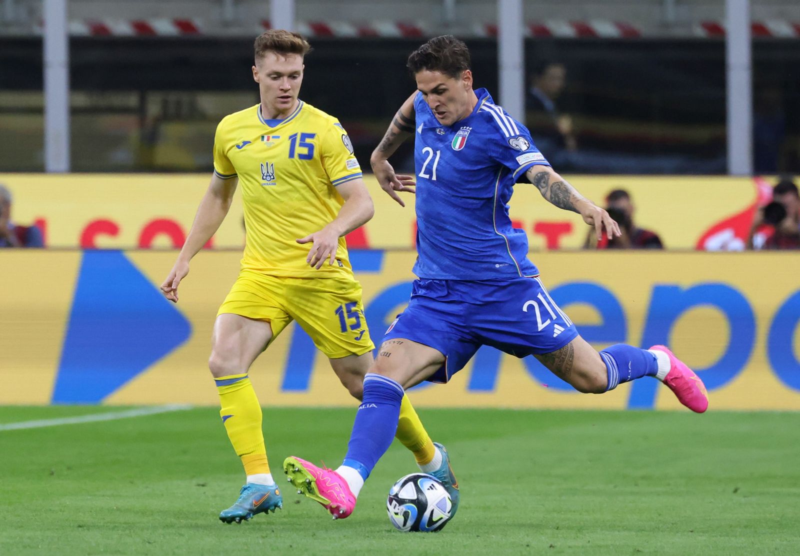 epa10857030 Ukraine's Viktor Tsygankov (L) challenges for the ball  with Italy’s Nicolo' Zaniolo during the UEFA Euro 2024 qualifying soccer match between Italy and Ukraine at Giuseppe Meazza stadium in Milan, Italy, 12 September 2023.  EPA/MATTEO BAZZI
