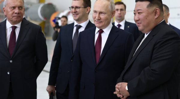 epa10857885 Russian President Vladimir Putin (C) and North Korean leader Kim Jong Un (R) visit the Vostochny cosmodrome outside of the town of Tsiolkovsky (former Uglegorsk), some 180 km north of Blagoveschensk in Amur region, Russia, 13 September 2023.  EPA/ARTEM GEODAKYAN/SPUTNIK/KREMLIN POOL MANDATORY CREDIT