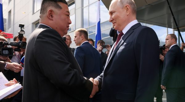epa10858012 Russian President Vladimir Putin (2-R) greets North Korean leader Kim Jong Un (L) during a visit to the Vostochny cosmodrome outside of the town of Tsiolkovsky (former Uglegorsk), some 180 km north of Blagoveschensk in Amur region, Russia, 13 September 2023.  EPA/MIKHAIL METZEL /SPUTNIK / KREMLIN POOL MANDATORY CREDIT
