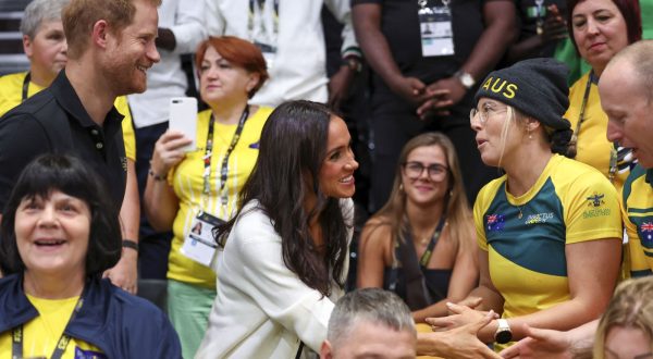 epa10858215 Britain's Prince Harry (L), Duke of Sussex, and his wife Meghan (C), Duchess of Sussex join a Wheelchair Basketball game at the 6th Invictus Games in Duesseldorf, Germany, 13 September 2023. The Invictus Games 2023 will take place from 09 to 16 September in Duesseldorf and are intended for military personnel and veterans who have been psychologically or physically injured in service.  EPA/CHRISTOPHER NEUNDORF