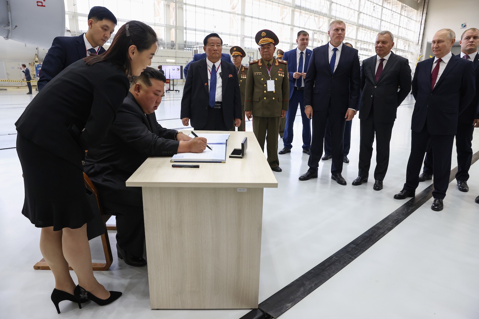 epa10859179 North Korean leader Kim Jong Un (3-L) signs the visitor's book during a visit along with Russian President Vladimir Putin (2-R) to the Vostochny cosmodrome, outside the town of Tsiolkovsky (former Uglegorsk), some 180km north of Blagoveschensk in Amur region, Russia, 13 September 2023.  EPA/ARTEM GEODAKYAN/SPUTNIK/KREMLIN / POOL MANDATORY CREDIT