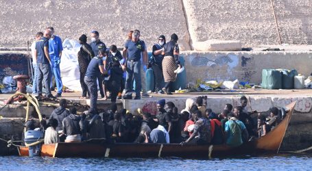 Lampedusa: Mrtvo novorođenče na brodu s migrantima, stanovnici otoka prosvjeduju