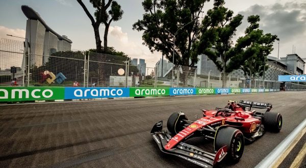 epa10863792 Spanish Formula One driver Carlos Sainz of Scuderia Ferrari in action during a practice session of the Singapore Formula One Grand Prix race at the Marina Bay Street Circuit, Singapore, 16 September 2023.  EPA/TOM WHITE