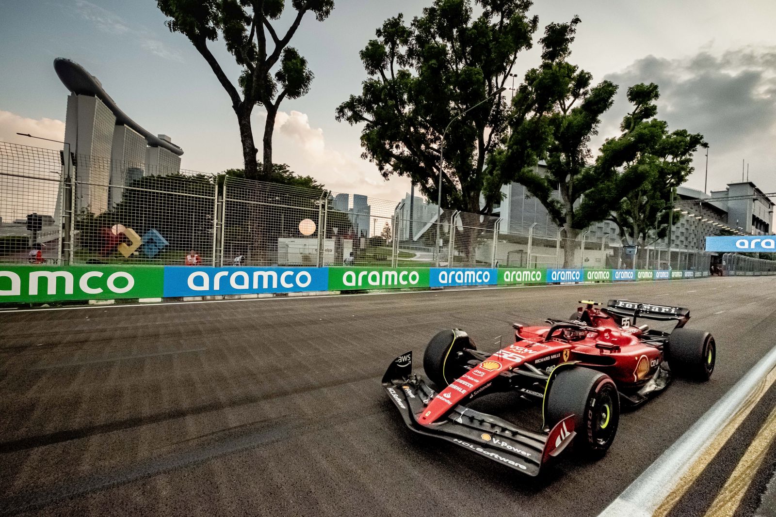 epa10863792 Spanish Formula One driver Carlos Sainz of Scuderia Ferrari in action during a practice session of the Singapore Formula One Grand Prix race at the Marina Bay Street Circuit, Singapore, 16 September 2023.  EPA/TOM WHITE