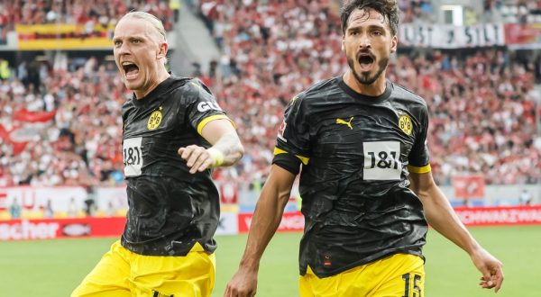 epa10864407 Dortmund's Mats Hummels (R) celebrates after scoring the 3-2 lead during the German Bundesliga soccer match between SC Freiburg and Borussia Dortmund in Freiburg, Germany, 16 September 2023.  EPA/RONALD WITTEK CONDITIONS - ATTENTION: The DFL regulations prohibit any use of photographs as image sequences and/or quasi-video.