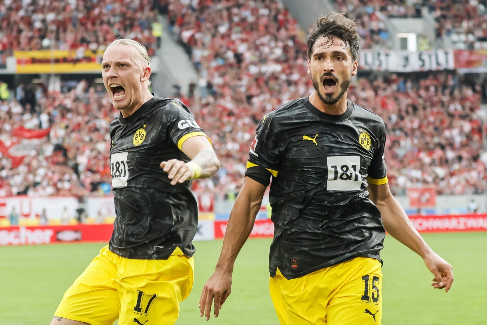 epa10864407 Dortmund's Mats Hummels (R) celebrates after scoring the 3-2 lead during the German Bundesliga soccer match between SC Freiburg and Borussia Dortmund in Freiburg, Germany, 16 September 2023.  EPA/RONALD WITTEK CONDITIONS - ATTENTION: The DFL regulations prohibit any use of photographs as image sequences and/or quasi-video.