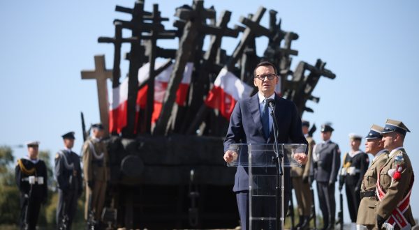 epaselect epa10866112 Polish Prime Minister Mateusz Morawiecki speaks at a ceremony in front of the Monument to the Fallen and Murdered in the East in Warsaw, Poland, 17 September 2023. Poland is commemorating the 84th anniversary of the Soviet Union's aggression.  EPA/Leszek Szymanski POLAND OUT