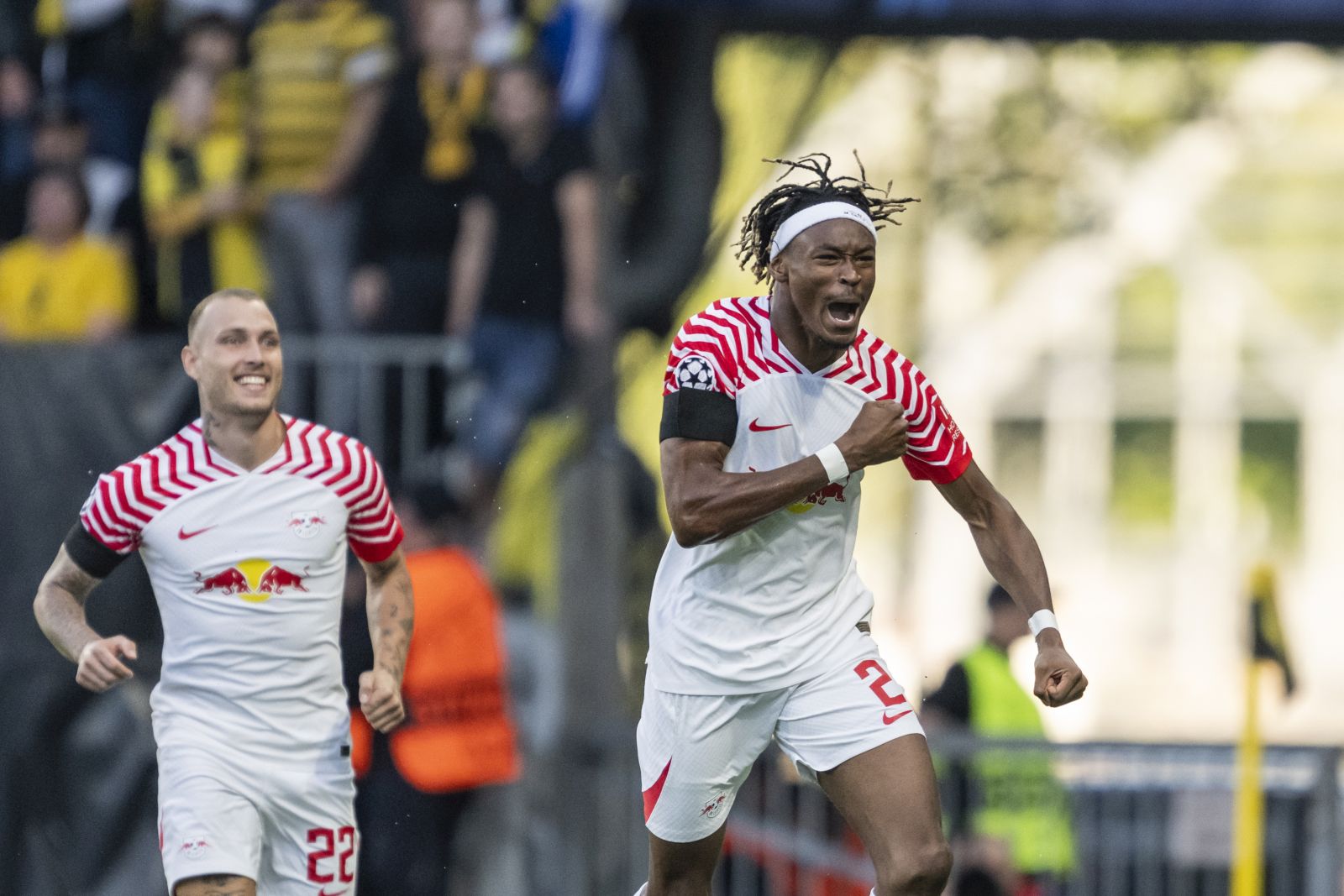 epa10869871 RB Leipzig's Mohamed Simakan (R) celebrates after scoring the 1-0 lead during the UEFA Champions League group G soccer match between BSC Young Boys and RB Leipzig at the Wankdorf stadium, in Bern, Switzerland, 19 September 2023.  EPA/ALESSANDRO DELLA VALLE