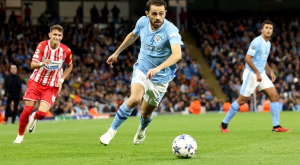 epa10870285 Bernardo Silva of Manchester City in action during the UEFA Champions League Group G match between Manchester City and Red Star Belgrade in Manchester, Britain, 19 September 2023.  EPA/ADAM VAUGHAN