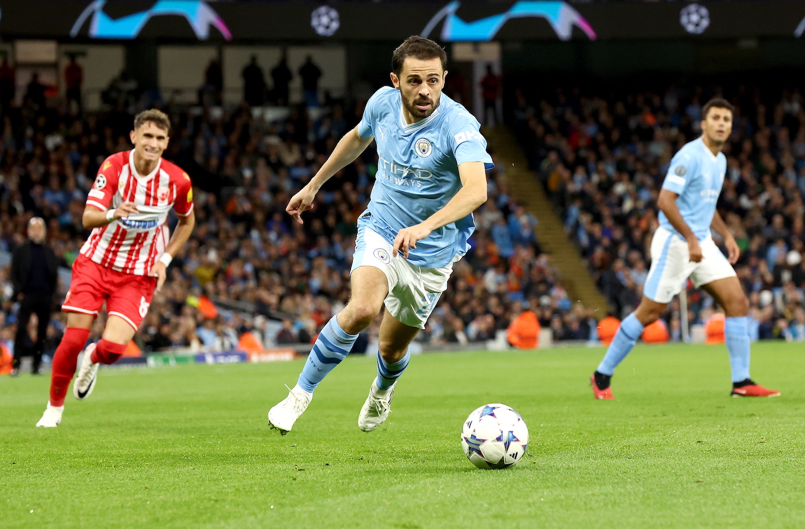 epa10870285 Bernardo Silva of Manchester City in action during the UEFA Champions League Group G match between Manchester City and Red Star Belgrade in Manchester, Britain, 19 September 2023.  EPA/ADAM VAUGHAN