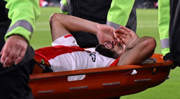 epa10870607 Luka Ivanusec of Feyenoord is carried off the field on a stretcher during the UEFA Champions League group E match between Feyenoord Rotterdam and Celtic FC  at De Kuip stadium in Rotterdam, Netherlands, 19 September 2023.  EPA/Olaf Kraak