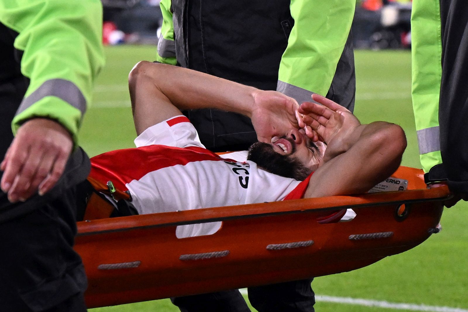 epa10870607 Luka Ivanusec of Feyenoord is carried off the field on a stretcher during the UEFA Champions League group E match between Feyenoord Rotterdam and Celtic FC  at De Kuip stadium in Rotterdam, Netherlands, 19 September 2023.  EPA/Olaf Kraak