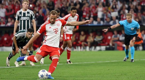 epa10873019 Munich's Harry Kane scores the 3-1 from the  penalty spot during the UEFA Champions League Group A soccer match between FC Bayern Munich and Manchester United in Munich, Germany, 20 September 2023.  EPA/Anna Szilagyi