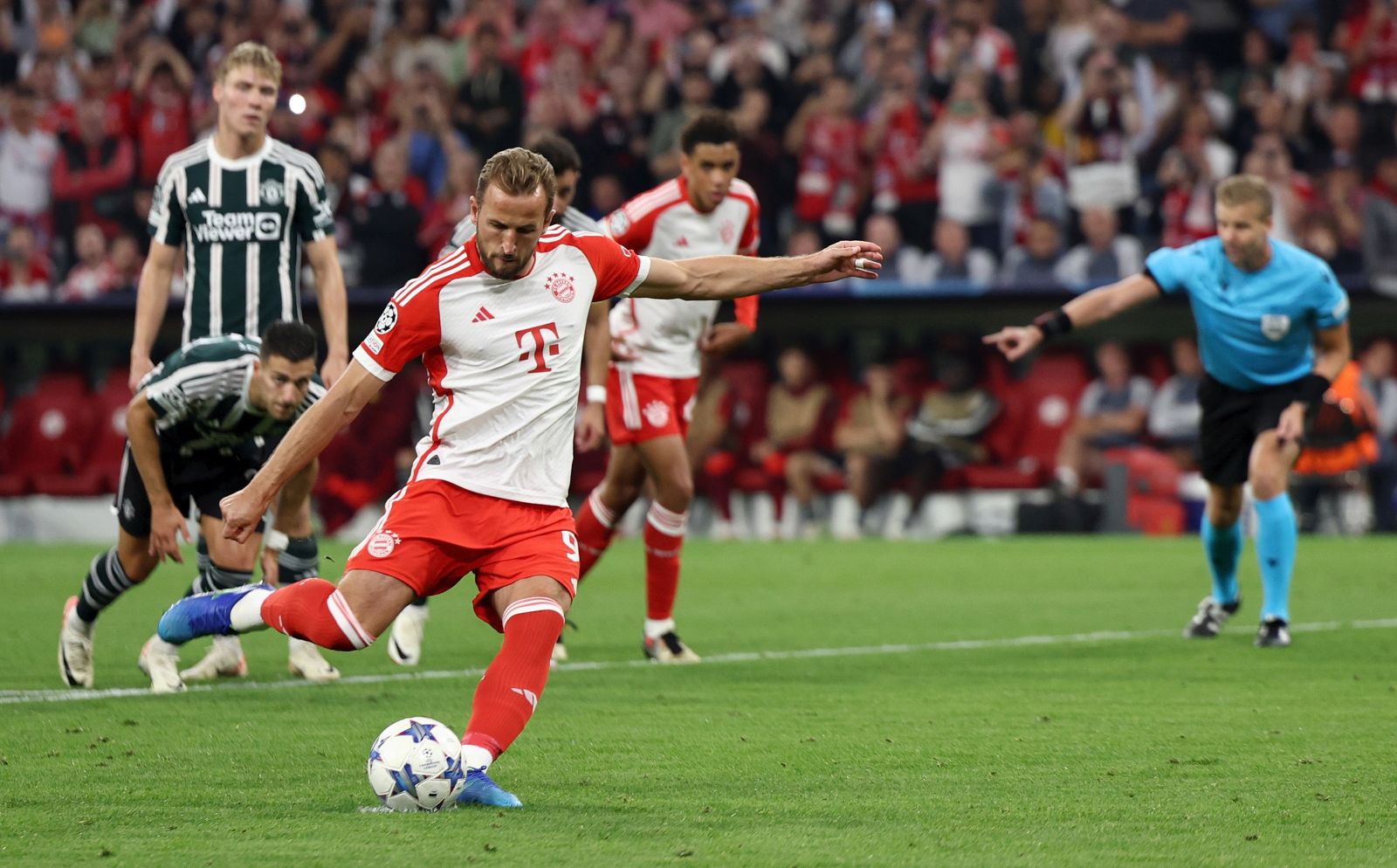 epa10873019 Munich's Harry Kane scores the 3-1 from the  penalty spot during the UEFA Champions League Group A soccer match between FC Bayern Munich and Manchester United in Munich, Germany, 20 September 2023.  EPA/Anna Szilagyi