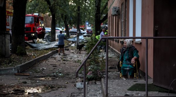 epa10873594 Local residents look on near the site of a missile strike on a residential area, in Kyiv, Ukraine, 21 September 2023.  "Damage was recorded in Darnytskyi, Solomyanskyi, Shevchenkivskyi districts in Kyiv as a result of falling missilesâ€™ pieces. Fires broke out in Darnytskyi District. Seven people were wounded, including a child." says Ihor Klymenko, Ukraine's Minister of Internal Affairs.  EPA/OLEG PETRASYUK 28899