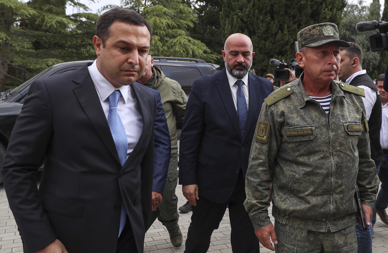epa10873690 Davit Melkumyan (C), deputy of the National Assembly of the Nagorno-Karabakh arrives for talks with Azerbaijani officials in Yevlakh, Azerbaijan, 21 September 2023. Representatives of Armenian residents in the Karabakh region and Azerbaijani authorities held a meeting in Yevlakh at the invitation of Azerbaijan's Presidential Administration to discuss reintegration issues based on the Azeri Constitution and its laws, Azerbaijan state media said. The meeting follows Azerbaijan government's announcement that a ceasefire was agreed with separatists in Nagorno-Karabakh on 20 September, after a 24-hour military offensive to take control of the enclave.  EPA/ROMAN ISMAYILOV