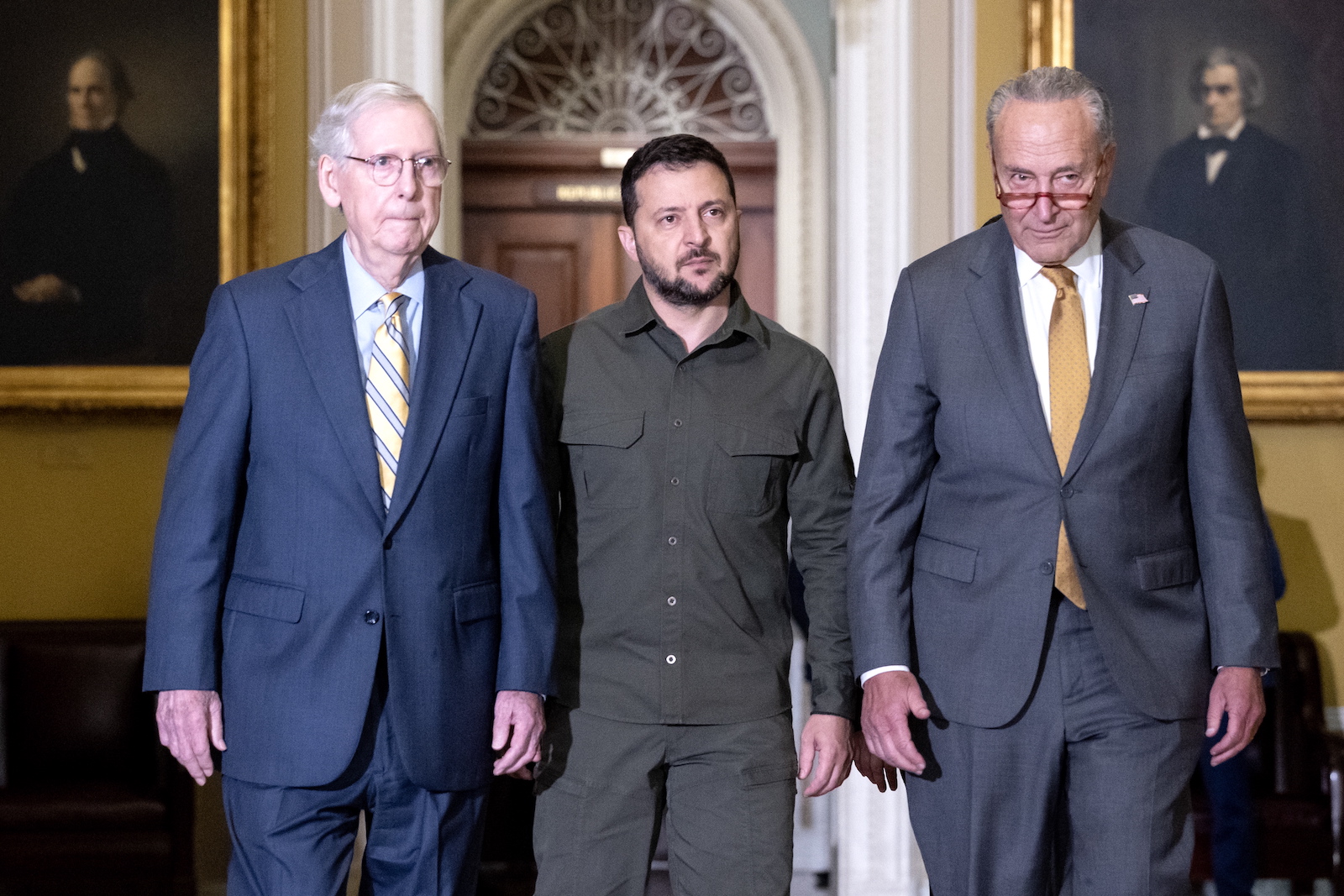 epa10874230 Ukrainian President Volodymyr Zelensky (C) walks with US Senate Minority Leader Mitch McConnell (L) and US Senate Majority Leader Chuck Schumer (R) before meeting with members of the US Senate on Capitol Hill in Washington, DC, USA, 21 September 2023. Ukrainian President Zelensky is in Washington to meet with members of Congress at the US Capitol, the Pentagon and US President Joe Biden at the White House to make a case for further military aid.  EPA/MICHAEL REYNOLDS
