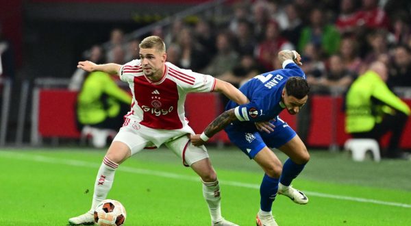 epa10875685 Kenneth Taylor (L) of Ajax and Jonathan Clauss of Olympique Marseille in action during the UEFA Europa League group stage match between Ajax Amsterdam and Olympique de Marseille at the Johan Cruijff ArenA in Amsterdam, Netherlands, 21 September 2023.  EPA/Olaf Kraak