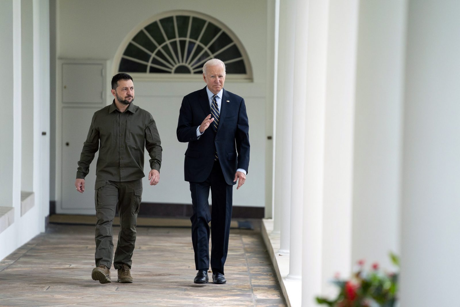epa10875762 Ukrainian President Volodymyr Zelensky (L) walks down the White House colonnade towards the Oval Office with US President Joe Biden during a visit to the White House in Washington, DC, USA, 21 September 2023. Zelensky is in Washington meeting with members of Congress at the US Capitol, the Pentagon and US President Biden at the White House to make a case for further military aid.  EPA/Evan Vucci / POOL