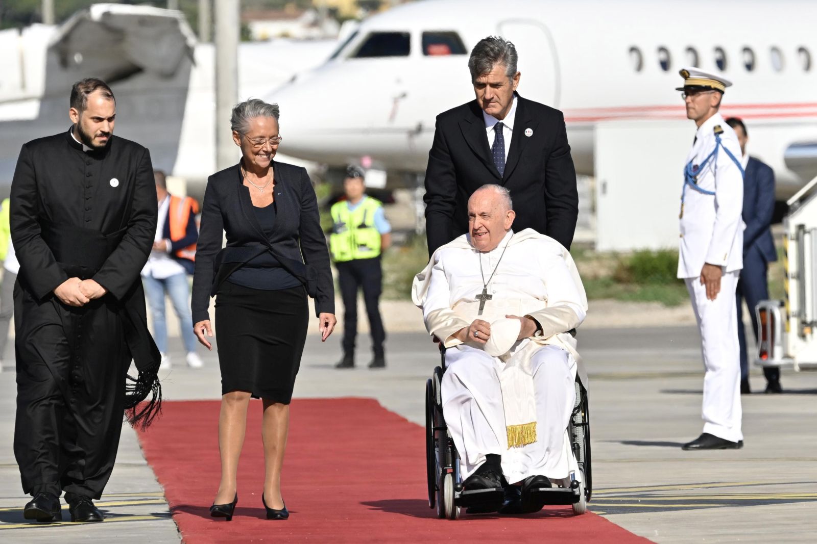 epa10876806 French Prime Minister Elisabeth Borne (2-L) welcomes Pope Francis upon his arrival at Marseille Airport, Marseille, southern France, 22 September 2023. The pontiff is on a two-day visit to Marseille from 22 to 23 September, marking his 44th Apostolic Journey abroad, for the conclusion of the 'Mediterranean Meetings' (Rencontres Mediterraneennes), which gathered bishops and young people from across the Mediterranean.  EPA/ALESSANDRO DI MEO