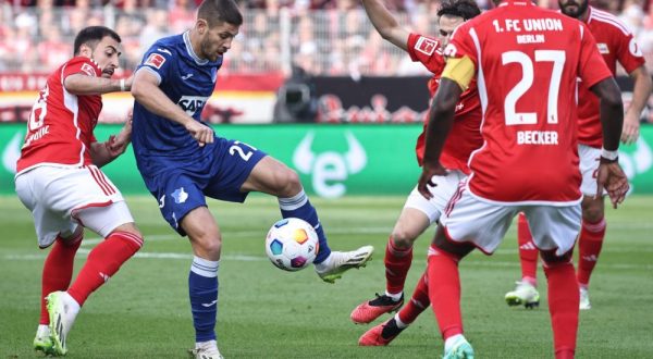 epa10878540 Union’s Josip Juranovic (L) in action against Hoffenheim’s Andrej Kramaric (2-L) during the German Bundesliga soccer match between Union Berlin and TSG Hoffenheim in Berlin, Germany, 23 September 2023.  EPA/CLEMENS BILAN CONDITIONS - ATTENTION: The DFL regulations prohibit any use of photographs as image sequences and/or quasi-video.