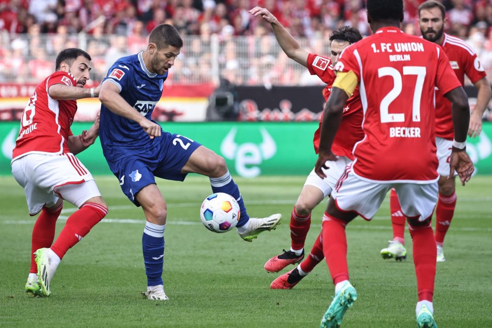 epa10878540 Union’s Josip Juranovic (L) in action against Hoffenheim’s Andrej Kramaric (2-L) during the German Bundesliga soccer match between Union Berlin and TSG Hoffenheim in Berlin, Germany, 23 September 2023.  EPA/CLEMENS BILAN CONDITIONS - ATTENTION: The DFL regulations prohibit any use of photographs as image sequences and/or quasi-video.