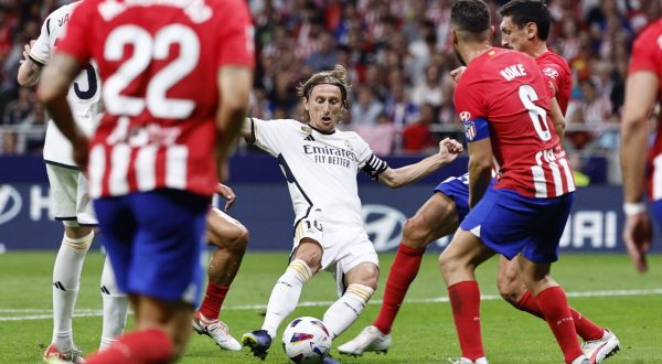 epa10881568 Real Madrid's Luka Modric (C) in action during the Spanish LaLiga soccer match between Atletico Madrid and Real Madrid, in Madrid, Spain, 24 September 2023.  EPA/Rodrigo Jimenez