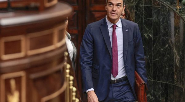 epa10885326 Spain's acting Prime Minister Pedro Sanchez arrives to attend the first round of voting on the investiture of People's Party (PP) leader Alberto Nunez-Feijoo's at the Lower Chamber in Madrid, Spain, 27 September 2023. At the end of the parliamentary debates, MPs will be voting at the Lower Chamber for the investiture of Alberto Nunez-Feijoo as Spanish Prime Minister. Feijoo will have to obtain an absolute majority of votes from 176 deputies, in order to be invested.  EPA/SERGIO PEREZ