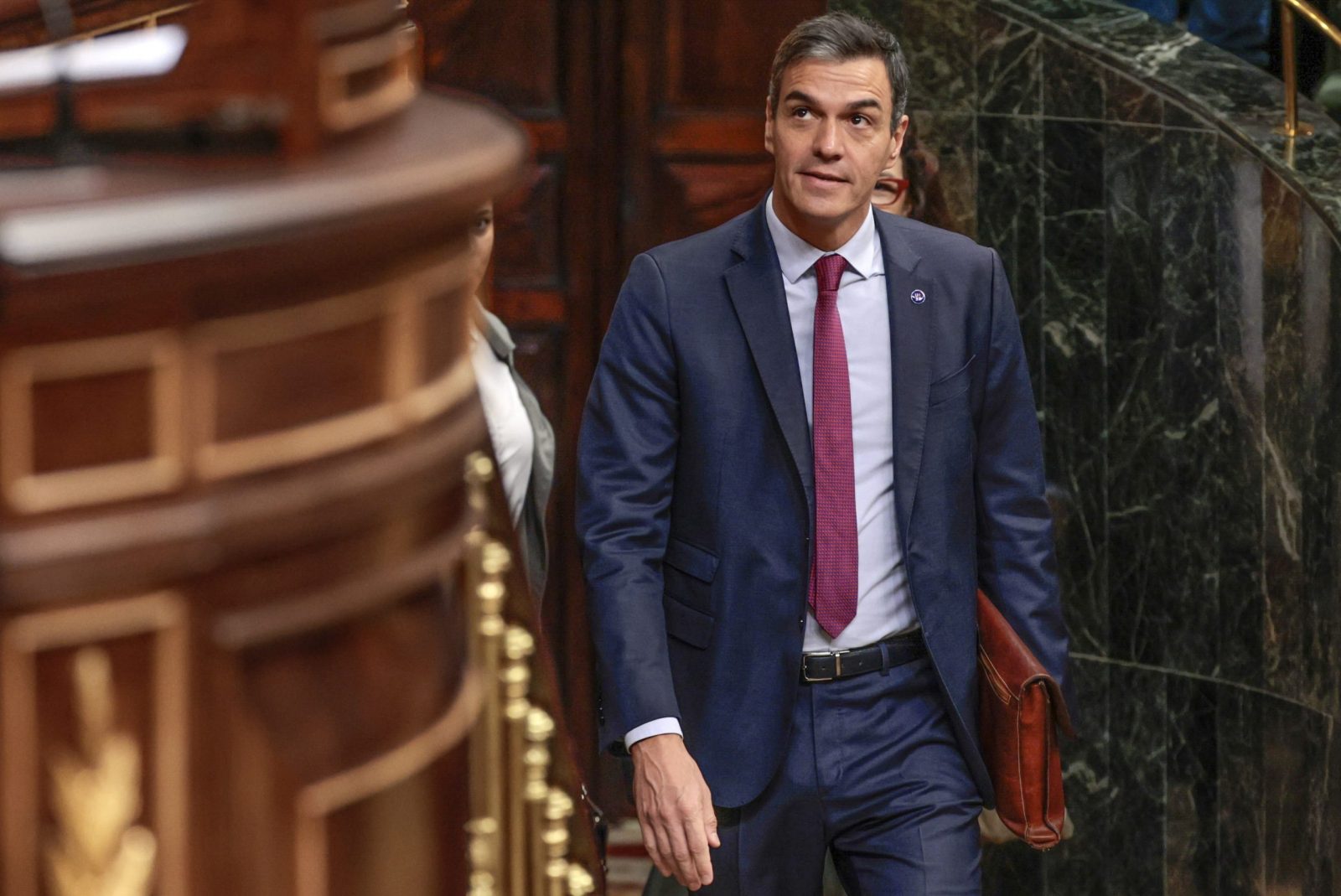 epa10885326 Spain's acting Prime Minister Pedro Sanchez arrives to attend the first round of voting on the investiture of People's Party (PP) leader Alberto Nunez-Feijoo's at the Lower Chamber in Madrid, Spain, 27 September 2023. At the end of the parliamentary debates, MPs will be voting at the Lower Chamber for the investiture of Alberto Nunez-Feijoo as Spanish Prime Minister. Feijoo will have to obtain an absolute majority of votes from 176 deputies, in order to be invested.  EPA/SERGIO PEREZ
