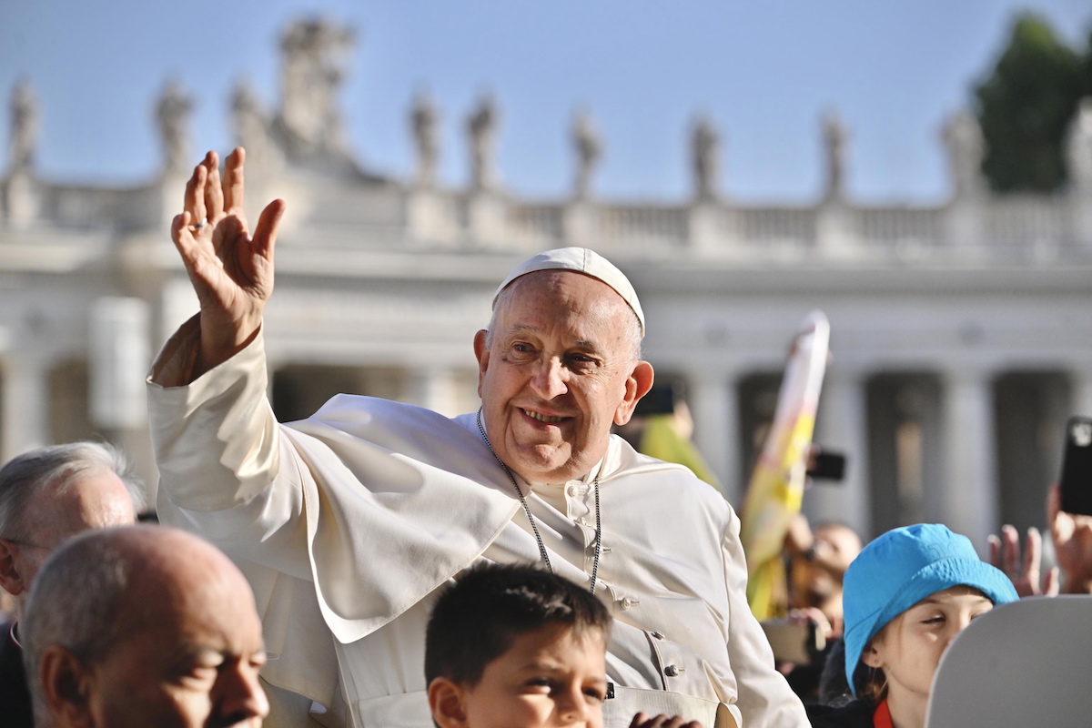 epa10885316 Pope Francis greets faithful during his weekly general audience in Saint Peter's Square, Vatican City, 27 September 2023.  EPA/ALESSANDRO DI MEO