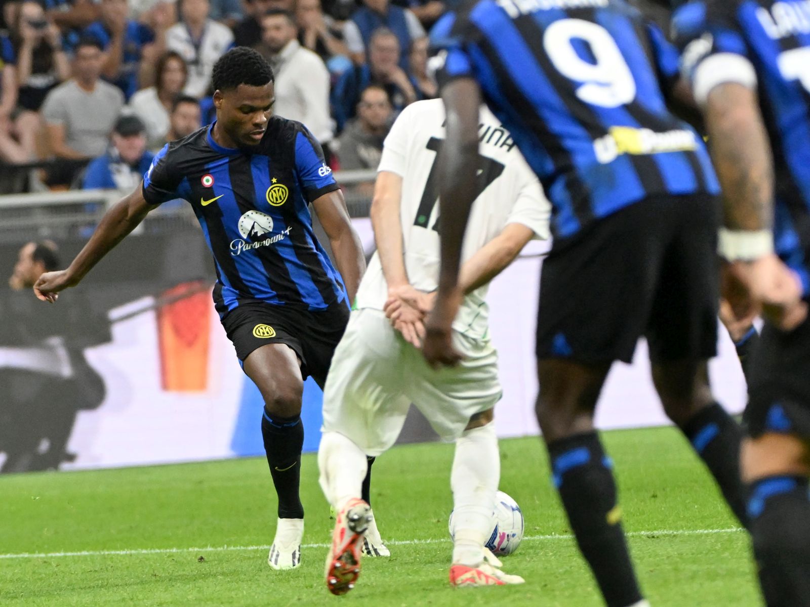 epa10886653 Inter Milan midfielder Denzel Dumfries (L) scores the 1-0 during the Italian Serie A soccer match beteween Inter Milan and Sassuolo at the Giuseppe Meazza stadium in Milan, Italy, 27 September 2023.  EPA/Daniel Dal Zennaro