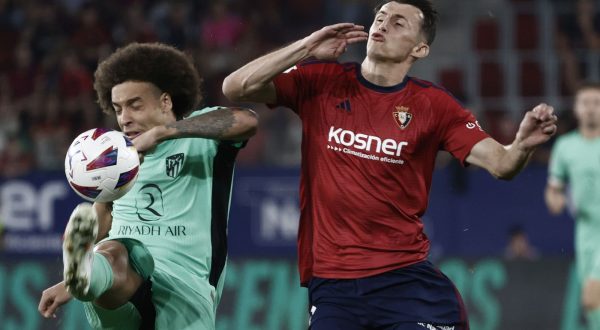 epa10888484 Osasuna's striker Ante Budimir (R) duels for the ball with Atletico de Madrid's midfielder Axel Witsel during the Spanish LaLiga soccer match between CA Osasuna and Atletico Madrid, in Pamplona, Spain, 28 September 2023.  EPA/Jesus Diges