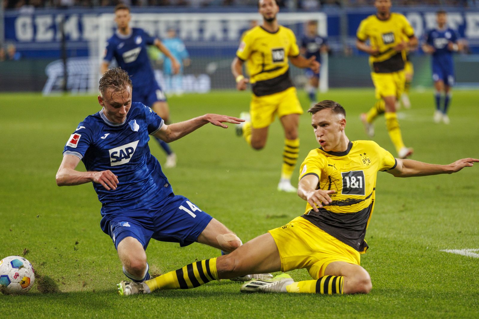 epa10890779 Hoffenheim's Maximilian Beier (L) in action against Dortmund's Nico Schlotterbeck (R) during the German Bundesliga soccer match between TSG 1899 Hoffenheim and Borussia Dortmund in Sinsheim, Germany, 29 September 2023.  EPA/CHRISTOPHER NEUNDORF CONDITIONS - ATTENTION: The DFL regulations prohibit any use of photographs as image sequences and/or quasi-video.