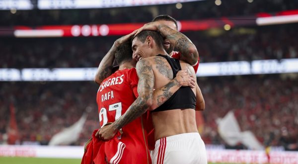 epa10890995 Benfica's Angel Di Maria celebrates with his teammates after scoring the 1-0 goal during the Portuguese First League soccer match between Benfica CP and FC Porto, in Lisbon, Portugal, 29 September 2023.  EPA/JOSE SENA GOULAO
