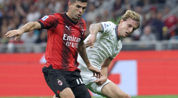 epa10892607 AC Milan’s Christian Pulisic (L) and Lazio’s Nicolo Rovella in action during the Italian Serie A soccer match between AC Milan and SS Lazio in Milan, 30 September 2023.  EPA/MATTEO BAZZI
