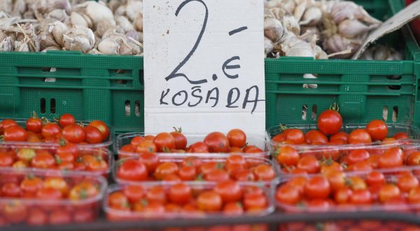 02.09.2023., Sibenik - Ponuda voca i povrca na sineskoj gradskoj trznici. Photo: Hrvoje Jelavic/PIXSELL
