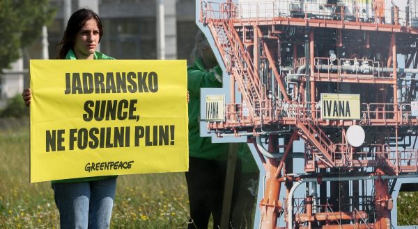 05.07.2023., Zagreb - Akcija aktivista Greenpeacea kojom su upozorili na curenje metana iz devet platformi na sjevernom Jadranu ispred zgrade INE. Photo: Igor Kralj/PIXSELL