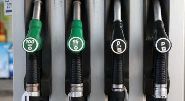 09.05.2023.,Sibenik- Cijene goriva na benzinskim pumpama u Hrvatskoj i dalje su u padu a od danas su 1,32 EUR/l (9,95 kn/l) za benzinsko gorivo (smanjenje 0,08 EUR/l),1,23 EUR/l (9,27 kn/l) za dizelsko gorivo (smanjenje 0,08 EUR/l), 0,73 EUR/l (5,50 kn/l) za plavi dizel (smanjenje 0,08 EUR/l), 1,04 EUR/kg (7,84 kn/kg) UNP za spremnike (smanjenje 0,20 EUR/kg), 1,60 EUR/kg (12,06 kn/kg) UNP za boce (smanjenje 0,20 EUR/kg). Photo: Dusko Jaramaz/PIXSELL