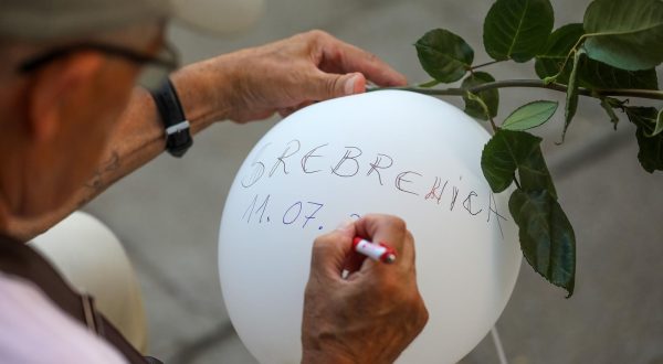11.07.2023.., Pula - Odrzan tradicionalni mimohod u organizaciji nacionalne zajednice Bosnjaka pod nazivom Srebrenica - da se ne zaboravi i nikad nigdje nikome ne dogodi. Mimohod se kretao od trznice do Foruma . Photo: Srecko Niketic/PIXSELL
