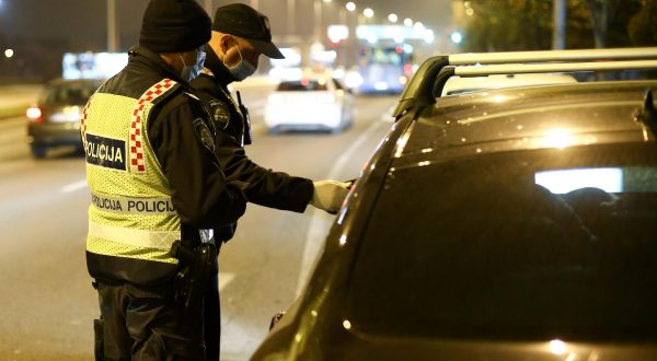 11.11.2020., Zagreb -  Policija zaustavlja i provjerava vozace povodom Martinja.rPhoto: Matija Habljak/PIXSELL