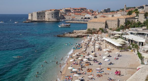13.09.2023., Plaza Banje, Dubrovnik - Gradski kadrovi. Mnogobrojni turisti unutar gradske jezgre.
Photo: Grgo Jelavic/PIXSELL Photo: Grgo Jelavic/PIXSELL