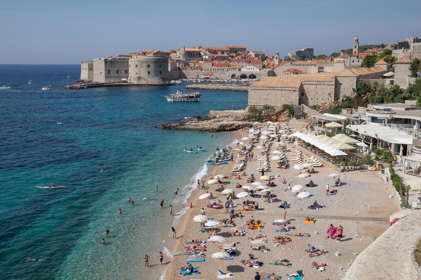 13.09.2023., Plaza Banje, Dubrovnik - Gradski kadrovi. Mnogobrojni turisti unutar gradske jezgre.
Photo: Grgo Jelavic/PIXSELL Photo: Grgo Jelavic/PIXSELL